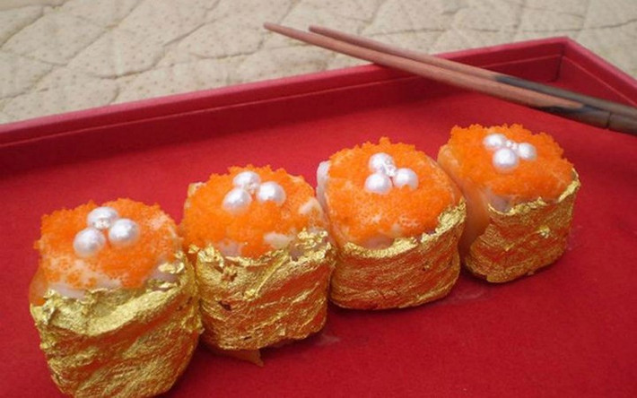 Sushi cuộn vàng của đầu bếp người Philippines Angelito Araneta Jr, được làm từ gạo Nhật, cá hồi Na Uy, rong biển, xoài, foie gras, cua, mayonnaise bơ... có giá 1.800 USD. (Ảnh: KT)