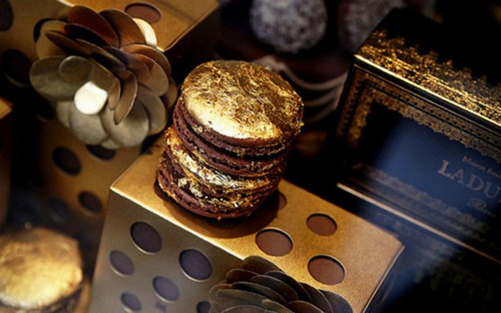 Bánh macaron bọc vàng ở Pháp có giá 100 USD. (Ảnh: KT)