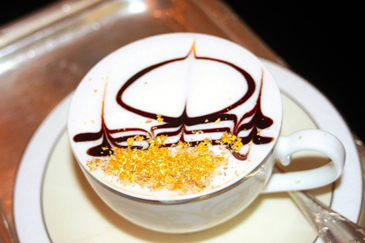 Du khách đến Abu Dhabi (UAE) có thể thưởng thức những cốc cà phê Cappuccino phủ vàng với giá 25 USD. (Ảnh: KT)