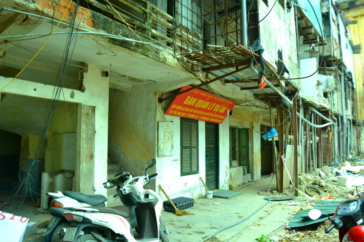 Ngày 22/2/2008, UBND TP.Hà Nội có công văn số 1092 giao UBND quận Hoàn Kiếm chủ trì, triển khai thực hiện cải tạo, xây dựng các khu tập thể cũ bị hư hỏng, xuống cấp trên địa bàn quận. Và đến 5/1/2009, UBND TP Hà Nội đã có văn bản giao Công ty CP tư vấn đầu tư tài chính Toàn Cầu nghiên cứu, lập dự án đầu tư xây dựng.
