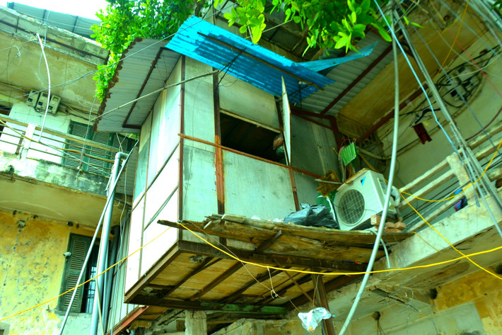 Những "chuồng cọp" đang "đeo bám" trên căn hộ của các hộ dân...