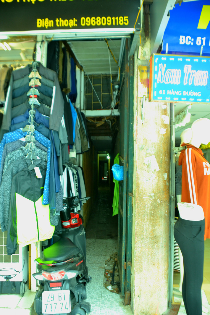 Ngõ 59 Hàng Đường hẹp đến mức nếu không chú ý kỹ người ta dễ lầm tưởng đó chỉ là khoảng không ranh giới giữa hai căn nhà 59 và 61. Những người lần đầu đến đầu ngõ 59 Hàng Đường không thể biết rằng phía trong số nhà 59 này có cả chục hộ dân cư sinh sống.