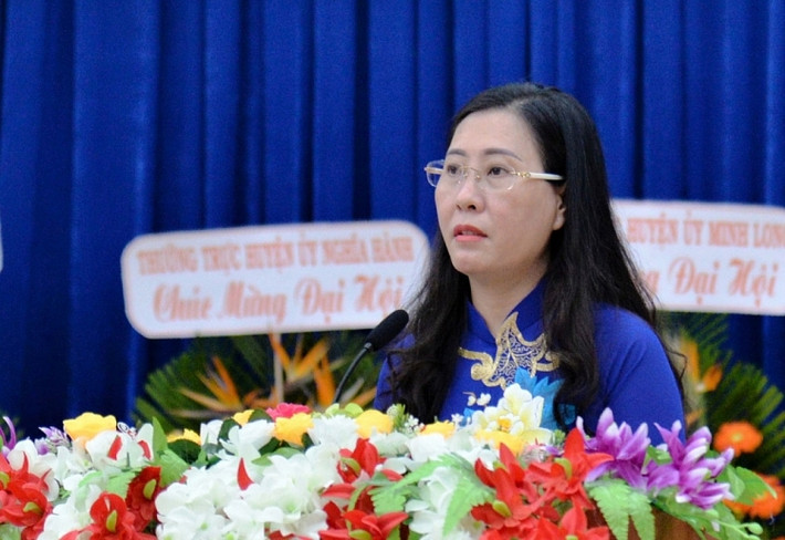 Bà Bùi Thị Quỳnh Vân (sinh 1974), quê quán phường Trần Phú, TP. Quảng Ngãi, có trình độ chuyên môn: Đại học chuyên ngành Ngữ văn, Cao cấp lý luận chính trị, chuyên viên cao cấp về quản lý nhà nước…