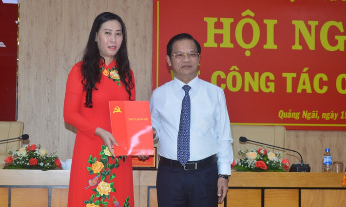 Bà Bùi Thị Quỳnh Vân - Bí thư Tỉnh ủy Quảng Ngãi. Ngày 4/8, tỉnh Quảng Ngãi đã tổ chức Hội nghị về công tác cán bộ. với số phiếu tuyệt đối 45/45, bà Bùi Thị Quỳnh Vân (46 tuổi) Phó Bí thư, Chủ tịch HĐND tỉnh Quảng Ngãi đã được bầu vào chức vụ Bí thư Tỉnh ủy Quảng Ngãi.