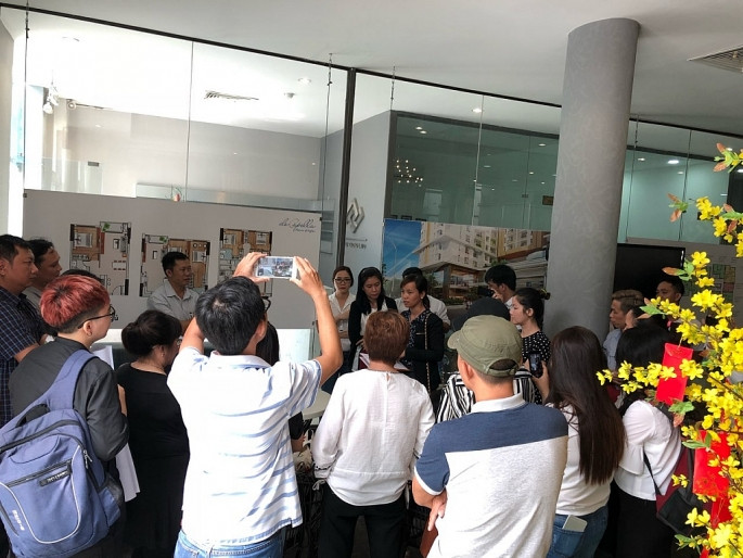 Giải đáp những thắc mắc của cư dân, đại diện chủ đầu tư trả lời rằng: “Việc giải quyết tất cả các vấn đề vướng mắc, hoàn thiện block A1.2 theo ý kiến của cư dân thuộc thẩm quyền của Công ty Cổ phần Quốc Cường Gia Lai, không liên quan đơn vị phân phối sản phẩm là QuocCuongland... Ảnh: PLXH.