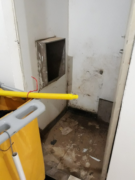 Đáng chú ý, nhiều căn hộ bị nước ngấm vào tường, ngay nơi có toàn bộ cầu dao điện, nguy cơ chập điện có thể xảy ra bất cứ lúc nào. Ảnh: PLXH.