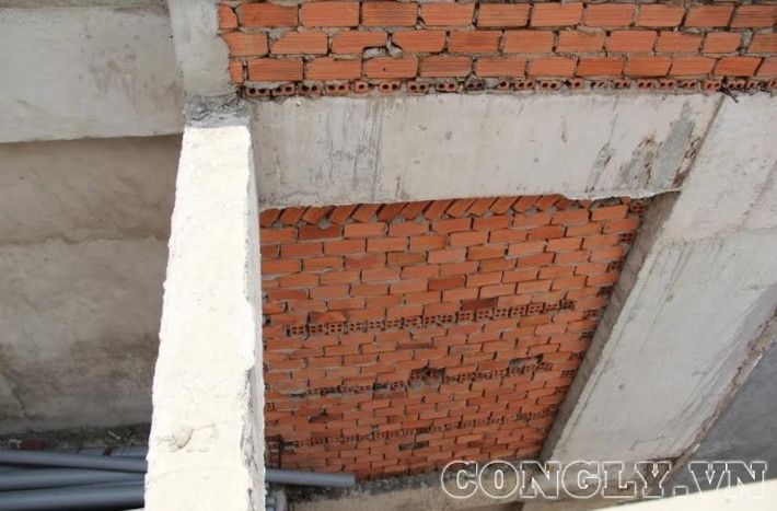 Bởi lẽ, trong nhiều căn hộ bên cạnh đường ống nước này, tường nhà bỏng rộp, tróc ra từng mảng lớn, cửa nhà bằng gỗ bị thấm nước nên mục dần. Ảnh: Công lý.