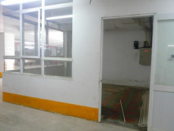 Hệ thống PCCC chỉ mang tính đối phó, khó thể sử dụng khi áp dụng thực tế. Bên cạnh, lầu 29, 30 của tòa nhà chưa hoạn thiện, bê tông, cốt thép còn nằm chỏng chơ. Ảnh: SGGP.