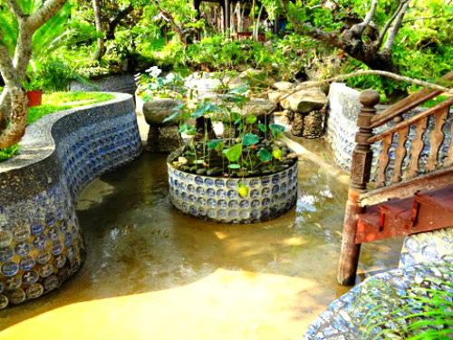 Hồ khảm sành có kiến trúc độc đáo nhất, được khảm trên 5.000 chiếc đĩa thời Nguyễn. Ảnh: Vietnamnet.