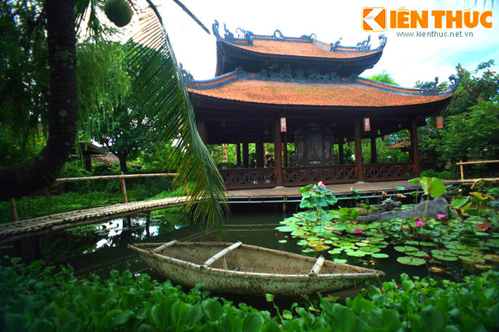 Tọa lạc tại xã Điện Minh, huyện Điện Bàn, tỉnh Quảng Nam, khu vực sân vườn của nhà cổ lớn nhất Việt Nam này được thiết kế hết sức cầu kỳ.