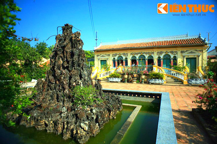 2. Sân vườn nhà cổ của đại gia họ Dương Là một trong những ngôi nhà cổ đẹp bậc nhất miền Tây, đại gia Việt họ Dương - chủ nhân nhà Bình Thủy từng rất cầu kỳ trong việc xây dựng cảnh quan sân vườn đẹp hút mắt.