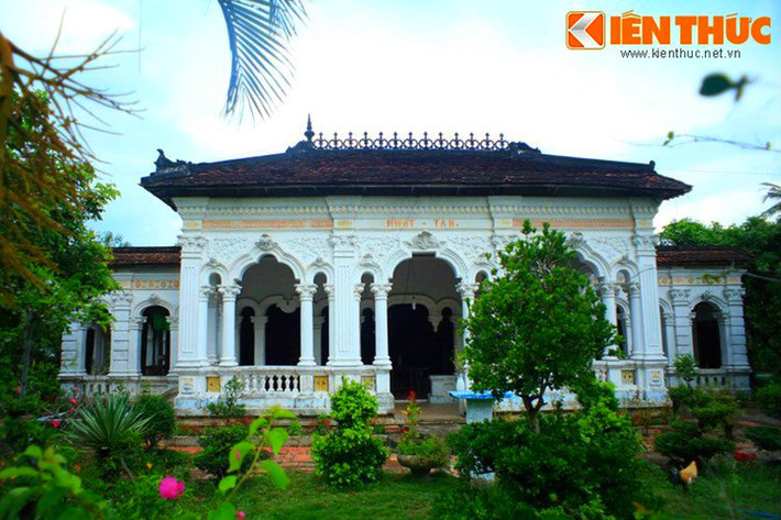 Trong hình là khuôn viên rộng hơn 19.000m² và với khu vườn nhiều loại cây cảnh và cây ăn trái quanh năm trĩu quả của dinh thự dòng họ ông Lê Quang Xoát. Dinh thự trắng trở nên nổi bật giữa cảnh quan xanh mướt cỏ cây.