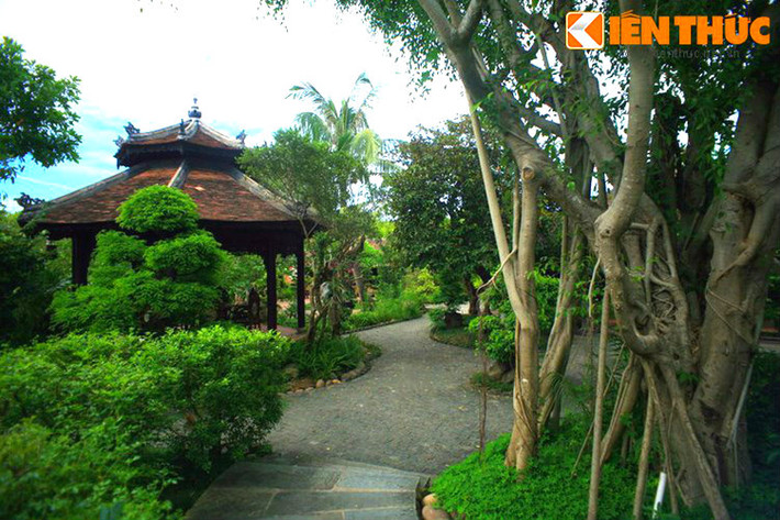 Mỗi ngôi nhà được đặt trong một khuôn viên tái hiện chân thực khung cảnh làng quê bình yên của người Việt.