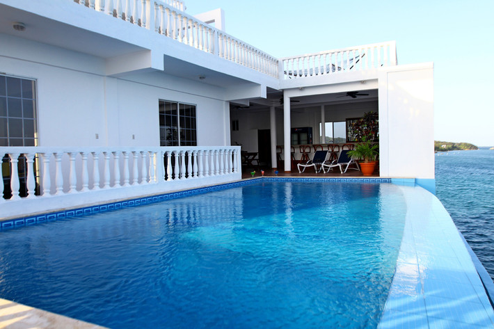 Khu biệt thự nghỉ dưỡng hạng sang có tổng diện tích lên tới 15.000 m2 với bể bơi vô cực vô cùng lãng mạn.