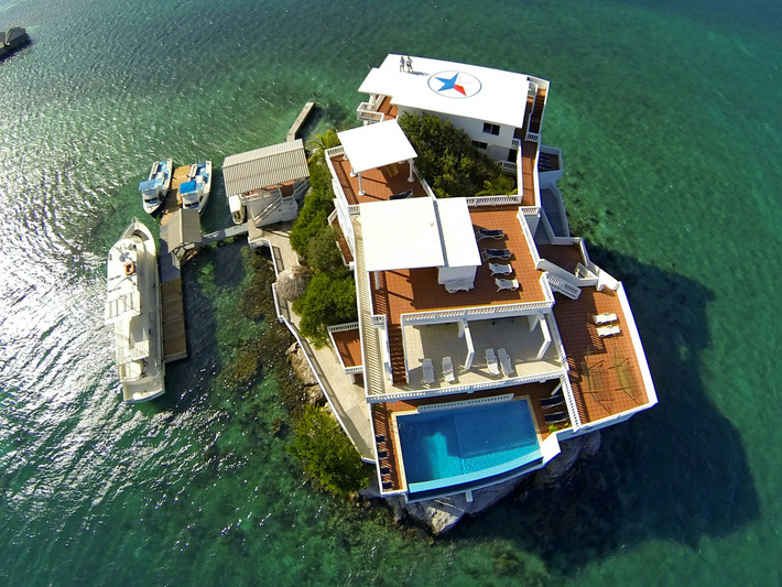 Căn biệt thự nghỉ dưỡng hạng sang Villa on Dunbar Rock ở vùng biển Caribbean được coi là thiên đường dành cho giới thượng lưu và các thợ lặn chuyên nghiệp. Vào thế kỷ 18, nơi đây từng là chỗ neo thuyền của tên cướp biển nổi tiếng người Anh, Blackbeard.