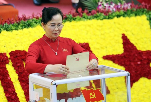 Bà Lê Thị Thủy (56 tuổi, quê Nghệ An), Bí thư Tỉnh ủy Hà Nam nhiệm kỳ 2015 - 2020, chiều 21/9 đã tái đắc cử giữ chức bí thư Tỉnh ủy Hà Nam nhiệm kỳ 2020 - 2025.