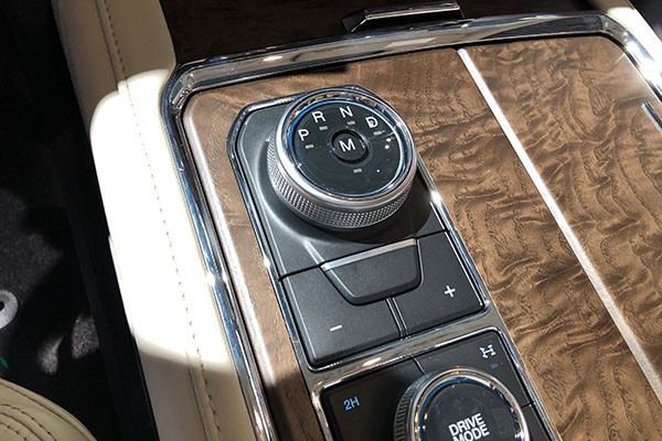 Cần số dạng nút bấm của Ford Expedition: Cần số của Ford Expedition hơi khác biệt chút khi bạn phải ấn vào nút “M” ở giữa núm xoay để chuyển sang sử dụng số sàn. Nhưng sự lúng túng không bắt nguồn từ điều này. Nó đến từ việc người dùng khi muốn tăng giảm số phải ấn vào các nút “+” hay “-“ có kích thước khá khiêm tốn ở bên dưới.