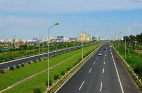5. Đường cao tốc Láng - Hòa Lạc (Đại lộ Thăng Long, Hà Nội) Một trong những con đường cao tốc có chi phí "khủng" phải nói đến con đường Láng - Hòa Lạc (Đại lộ Thăng Long, Hà Nội). Dự án này được khởi công vào tháng 3/2005 với tổng mức đầu tư là 5.379 tỉ đồng.