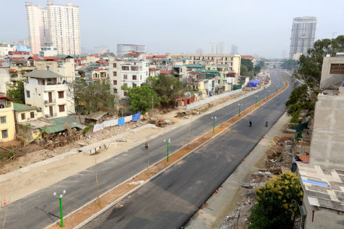 2. Đường Nguyễn Văn Huyên kéo dài Chỉ dài hơn 500 mét nhưng tổng chi phí làm đoạn đường Nguyễn Văn Huyên kéo dài ở quận Cầu Giấy, Hà Nội lên đến gần 1.000 tỉ đồng. Tính ra, chi phí làm mỗi mét đường lên đến gần 2 tỉ đồng.
