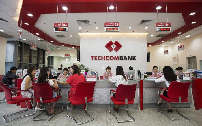 Thấy Trung nổ súng, khách hàng bỏ chạy ra ngoài. Trong khi đó, một nhân viên ngân hàng (đang ngồi ở quầy giao dịch) đã bấm chuông báo động, khiến tên cướp ngân hàng bỏ chạy.
