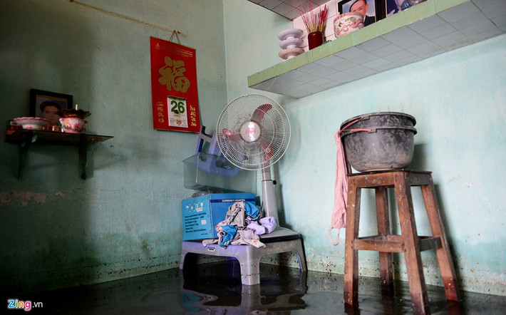 Chiều 26/9, cơn mưa lớn nhất từ đầu năm đến nay đã làm nhiều tuyến đường, khu dân cư ở hầu hết các quận, huyện ở TP.HCM chìm trong biển nước. Sau gần một ngày, nhiều nhà dân bên tuyến đường Phạm Văn Đồng, Kha Vạn Cân, Linh Đông (quận Thủ Đức) vẫn đang bị nước bao vây.
