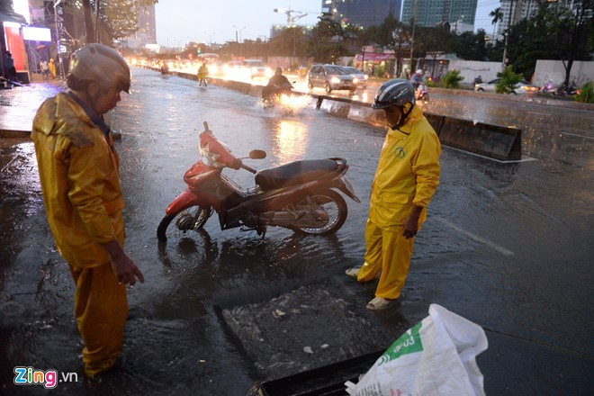 Đến khoảng gần 19h tối cùng ngày, lượng nước rút dần.
