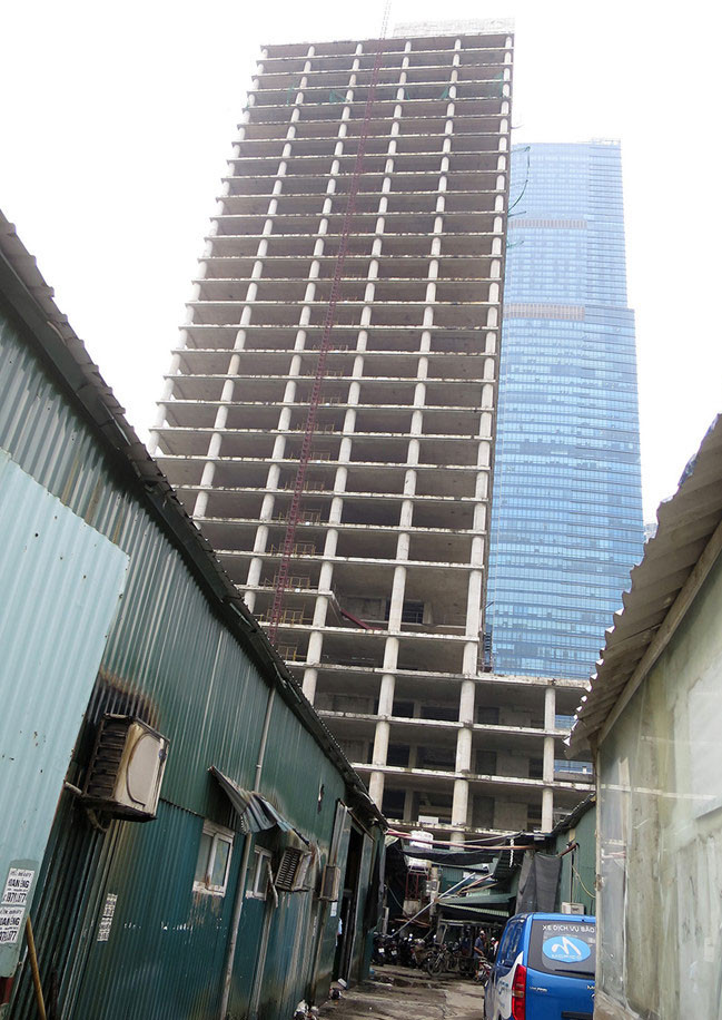 Dự án Vicem Tower nhìn từ khu nhà kho tạm nằm ngay cạnh công trình.