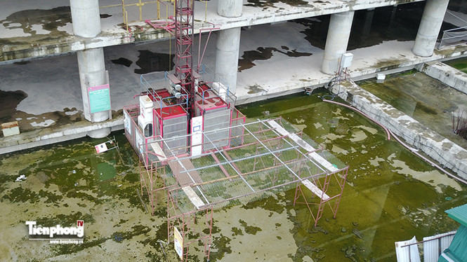 Nhìn qua những thiết bị và máy móc phục vụ xây dựng công trình cũng đủ biết thời gian không hoạt động đã kéo dài đến vài năm trời.
