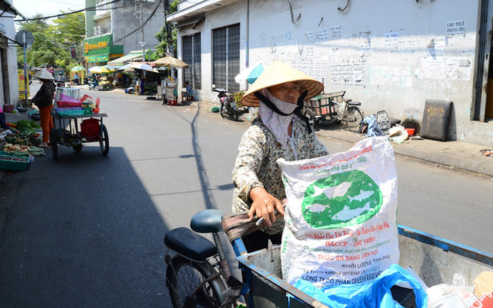 “Mua ve chai, đồng nát” là câu rao quen thuộc của bà Phan Thị Sáu (54 tuổi, ngụ quận 5). Từ năm này qua tháng nọ, từ sáng sớm đến nhá nhem tối, bà vẫn len lỏi vào từng ngõ hẻm để thu mua đủ thứ thượng vàng hạ cám. Đối với bà ngày 8/3 là ngày xa xỉ. “Ngày đó vẫn như mọi ngày thôi, tôi vẫn đi kiếm ve chai mua bình thường”. Nói xong, bà đạp xe đi nhanh với lý do có khách mối gọi bán ve chai.