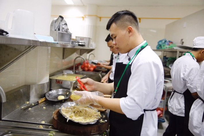 Bếp ăn tại TTBC do các đầu bếp, nhân viên phục vụ được tuyển chọn.