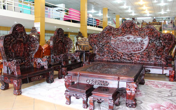 6. Bộ bàn ghế Cửu Long Bát Tiên giá 13 tỷ Một đại gia Hà Nội đã mạnh tay chi gần 13 tỷ để sở hữu bộ bàn ghế gỗ Trắc Cửu Long Bát tiên gồm 10 món, chạm khắc 9 con rồng - theo hình tượng và đặc điểm riêng của Rồng Việt Nam, như: Rồng có bờm, râu cằm, miệng há to, răng nanh uốn ngược lên. Đây cũng là bộ bàn ghế Cửu Long bằng gỗ Trắc có kích thước lớn nhất và độc nhất trên thị trường nội thất. Ảnh: Vietnamnet.