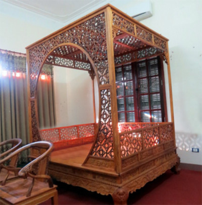 3. Giường gỗ Huỳnh Đàn đỏ nguyên khối hơn 50 tỷ đồng Ngoài bộ bàn ghế gỗ sưa, ông trùm Minh Sâm hữu chiếc giường làm từ gỗ Huỳnh Đàn đỏ nguyên khối, giá ước tính 2,5 triệu USD, tương đương hơn 50 tỷ đồng. Ảnh: Vietnamnet.