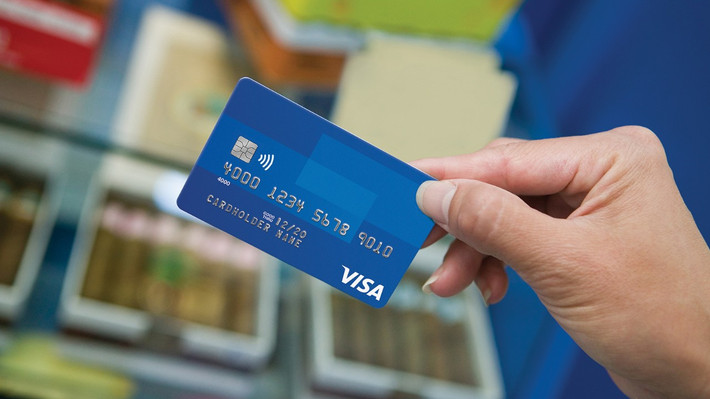 Khi đi du lịch trong nước, bạn có thể sử dụng thẻ ATM. Những loại thẻ thanh toán quốc tế như Visa, Master Card..được sử dụng phổ biến trong chuyến du lịch nước ngoài.