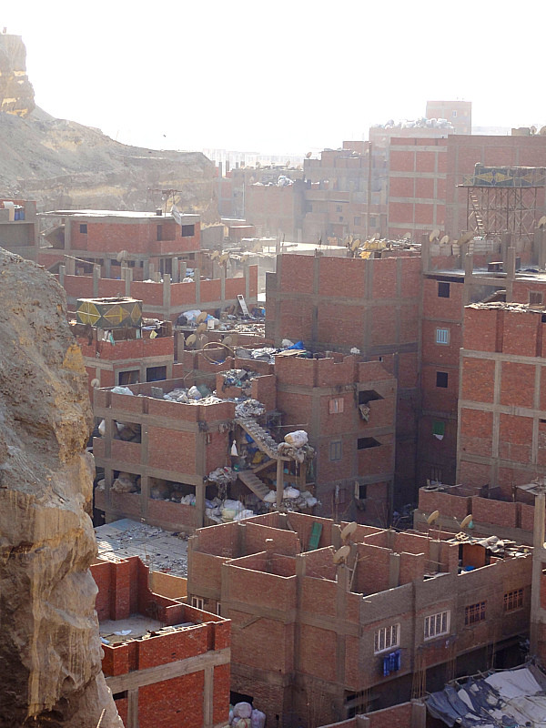 Thị trấn Manshiyat Nasser ở Ai Cập được xem là một thùng rác lớn. Thủ đô Cairo không hề có hệ thống gom và xử lý rác thải. Tất cả người dân ở đây đều trở thành người gom rác cho thị trấn.