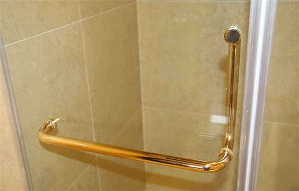 Hệ thống tay nắm và đẩy cửa kính được phủ vàng toàn bộ. Ảnh: Zing.