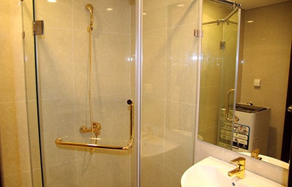 2. Toilet dát vàng 24k Theo thông tin trên Zing, để chuẩn bị đón năm mới, cũng muốn tạo một món quà bất ngờ cho vợ con, một doanh nhân sinh năm 1979 ở Hà Nội đã không tiếc tay mua một căn hộ giá 3 tỷ đồng và chi thêm hơn 1 tỷ đồng nữa để tân trang lại, bằng cách mạ vàng, dát vàng 24K nhiều chi tiết. Ảnh: Zing.