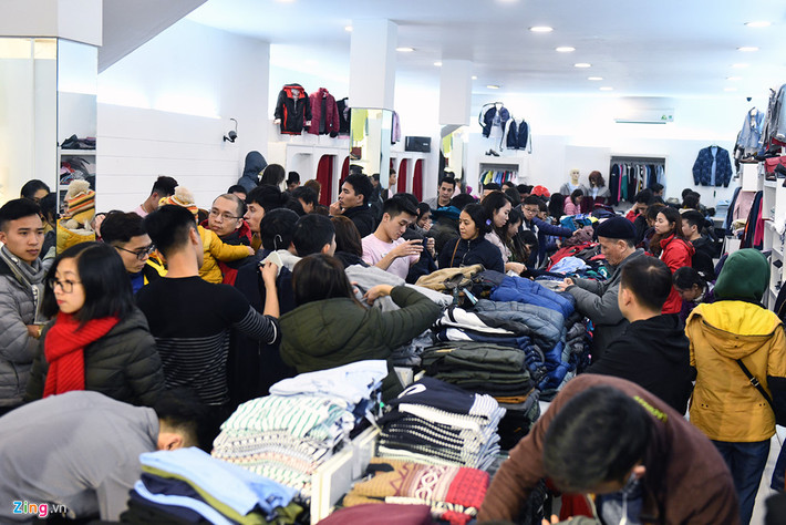 Hầu hết cửa hàng thương hiệu nổi tiếng hoặc giảm giá mạnh đều trong cảnh không còn lối đi. Việc thử đồ cũng khó khăn vì phải chờ đợi.