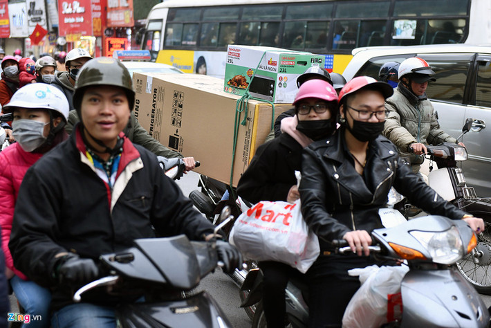 Những người chở hàng điện lạnh đến nhà cho khách rất chật vật vì mang hàng cồng kềnh di chuyển trên đường.