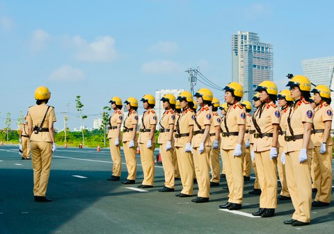Phát biểu tại buổi lễ ra mắt, Đại tá Lê Hồng Nam, Giám đốc CATP cho rằng, từ trước đến nay, người dân đã quen thuộc với người chiến sĩ CSGT dẫn đoàn phải là nam, có đủ sức khỏe và bản lĩnh, kinh nghiệm để tham gia vào công tác đặc biệt này.