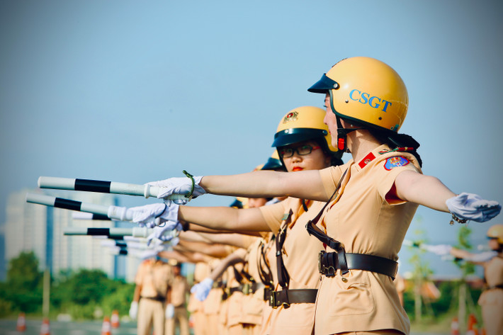 Đại tá Lê Hồng Nam nhấn mạnh: “Do đó, để tạo điểm nhấn và trở thành công trình nổi bật của lực lượng CSGT TP chào mừng Đại hội Đảng bộ TP lần thứ XI tiến tới Đại hội Đại biểu toàn quốc lần thứ XIII của Đảng, việc thành lập và ra mắt Đội hình nữ CSGT dẫn đoàn sẽ thể hiện được hình ảnh đặc trưng của CSGT TP, đặc biệt nâng cao hình ảnh của người nữ chiến sĩ lên một tầm mới, hội tụ đầy đủ tố chất, kỹ năng, kinh nghiệm, bản lĩnh”.