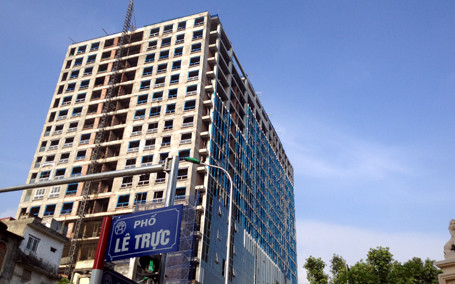 2. Cắt ngọn tòa 8B Lê Trực: Chốt phương án trước 15/11 Tại cuộc họp ngày 9/11 giữa Sở Xây dựng và các bên liên quan để rà soát nội dung vi phạm và tiến độ xử lý công trình 8B phố Lê Trực, Sở Xây dựng Hà Nội vừa yêu cầu chủ đầu tư nộp phương án phá dỡ phần công trình vi phạm tại dự án Trung tâm thương mại, văn phòng và nhà ở bán, cho thuê tại số 8B phố Lê Trực trước 17h ngày 15/11 tại UBND phường Điện Biên, quận Ba Đình. Sau thời hạn trên, nếu chủ đầu tư - Công ty Cổ phần May Lê Trực không nộp phương án phá dỡ hoặc có nộp nhưng không đảm bảo theo đúng các yêu cầu và các quy định của pháp luật, quận Ba Đình sẽ tổ chức cưỡng chế.