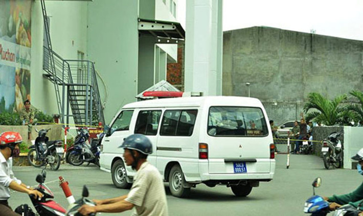 Vụ việc được người phụ nữ làm vệ sinh tại chung cư Lê Thành, đường Mã Lò, phường Bình Trị Đông A, quận Bình Tân phát hiện vào sáng ngày 31/8. Khi thấy bao nylon đen khá nặng nằm phía dưới chung cư, người này mở ra kiểm tra thì kinh hoàng nhìn thấy bên trong là thi thể người. Bước đầu xác định nạn nhân là nam giới, khoảng 25 tuổi và vụ việc đang được nhà chức trách điều tra làm rõ.