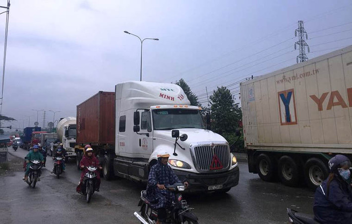Theo tường trình của hai tài xế xe container trong vụ tai nạn thì thời điểm đó, có một chiếc container đang đậu phía trước nên 2 tài xế cho xe chuyển làn để tránh thì bị xe khách húc từ phía sau.