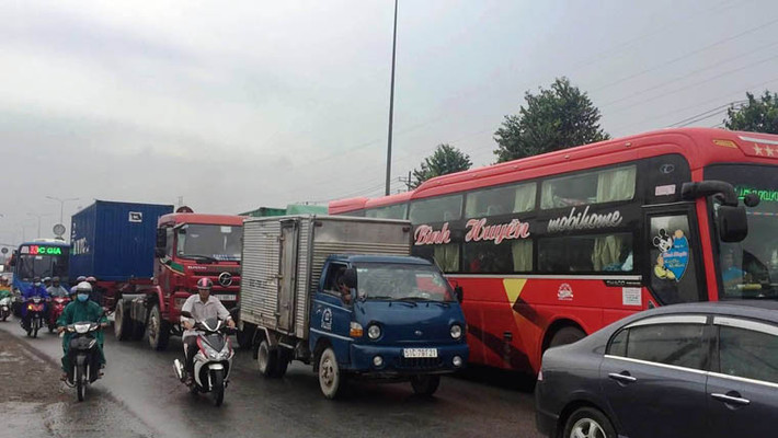 Do 3 xe nằm ngay giữa đường, cộng với trời có mưa khiến giao thông qua khu vực ùn tắc nghiêm trọng, hàng ngàn phương tiện nối đuôi nhau trên quốc lộ 1. Ngay sau đó, lực lượng chức năng quận Thủ Đức và Đội CSGT Rạch Chiếc đã có mặt, tiến hành điều tra nguyên nhân và phân luồng giao thông.