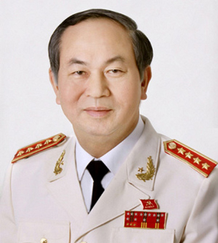 10. Trần Đại Quang Ông Trần Đại Quang (SN 12/10/1956, tại xã Quang Thiện, huyện Kim Sơn, tỉnh Ninh Bình) là một chính khách, tướng lĩnh Công An Nhân dân Việt Nam với quân hàm Đại tướng; Ủy viên Bộ Chính trị Đảng Cộng sản Việt Nam khóa XI, XII. Ông từng là Bộ trưởng Bộ Công an, Bí thư Đảng ủy Công an Trung ương, Trưởng ban chỉ đạo Tây Nguyên. Ông là Đại biểu Quốc hội Việt Nam khóa XII. Ngày 2/4/2016, tại Kỳ họp thứ 11, Quốc hội Khóa XIII, ông được bầu làm Chủ tịch nước Cộng hòa xã hội chủ nghĩa Việt Nam.