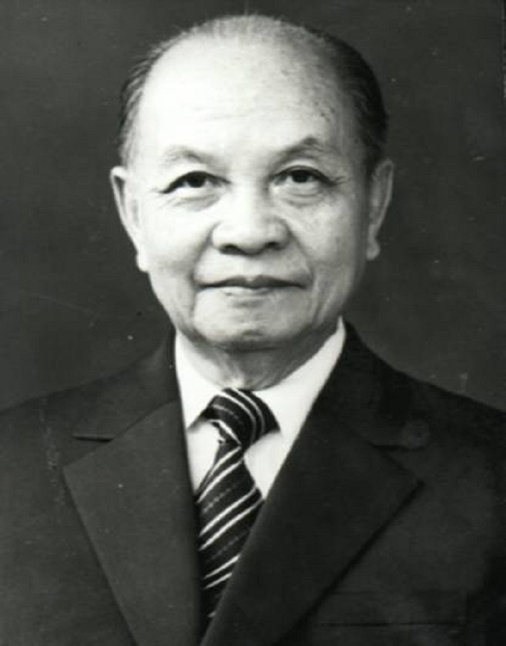5. Trường Chinh Ông Trường Chinh (9/2/1907–30/9/1988) tên thật là Đặng Xuân Khu, ông là một chính khách Việt Nam. Ông đã giữ các chức vụ quan trọng trong hệ thống chính trị của Việt Nam như Tổng bí thư của Đảng Cộng sản Việt Nam, Chủ tịch Hội đồng Nhà nước (tương đương với Chủ tịch nước bây giờ, nhiệm kỳ: 7/1981-6/1987) và Chủ tịch Quốc hội Việt Nam (nhiệm kỳ: 7/1960-7/1981).