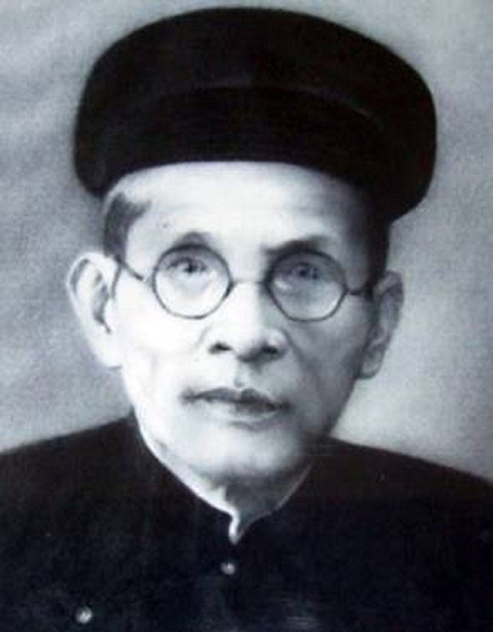 2. Huỳnh Thúc Kháng Cụ Huỳnh Thúc Kháng (1876–1947), tự Giới Sanh, hiệu là Mính Viên hay đôi khi được viết là Minh Viên. Nổi tiếng với tài năng, đức độ và lòng yêu nước, người dân Việt Nam thường nhắc đến ông với một tên gọi gần gũi: cụ Huỳnh. Cụ Huỳnh Thúc Kháng từng giữ chức Viện trưởng Viện Dân biểu Trung Kỳ thời thuộc Pháp, Bộ trưởng Nội vụ. Năm 1946, khi Hồ Chí Minh sang Pháp đàm phán, cụ Huỳnh được cử làm Quyền Chủ tịch nước Việt Nam (31/5/1946 – 21/9/1946).