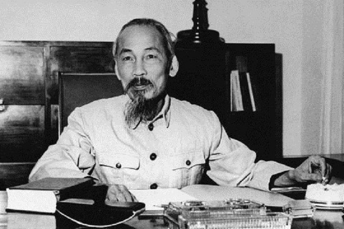 Người là Chủ tịch nước Việt Nam Dân chủ Cộng hòa trong thời gian 1945 – 1969, Chủ tịch Ban Chấp hành Trung ương Đảng Lao động Việt Nam trong thời gian 1951 – 1969. Là một lãnh tụ được nhiều người ngưỡng mộ và tôn sùng.