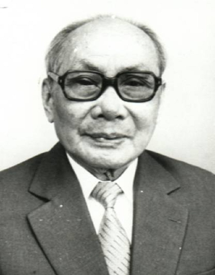 6. Võ Chí Công Ông Võ Chí Công (7/8/1912-8/9/2011) tên thật là Võ Toàn. Ông là một chính khách Việt Nam, từng giữ nhiều chức vụ quan trọng của Đảng Cộng sản Việt Nam và Nhà nước Việt Nam, nguyên Chủ tịch Hội đồng Nhà nước Việt Nam từ năm 1987 đến năm 1992. Với những đóng góp của mình, ông đã được Nhà nước Việt Nam trao tặng Huân chương Sao vàng năm 1992. Ngày 6/8/2011 Đảng, nhà nước Việt Nam đã mừng Thượng thọ 100 tuổi của ông.