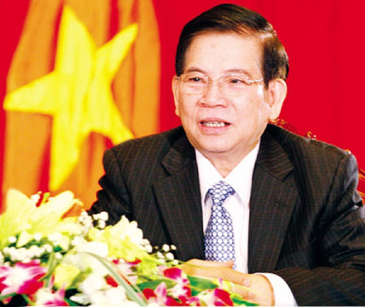 8. Nguyễn Minh Triết Ông Nguyễn Minh Triết (SN 1942) là một chính trị gia của Việt Nam. Ông là Chủ tịch nước thứ 7 của Việt Nam, nhiệm kì từ 27/6/2006 - 25/7/2011. Trước khi trở thành Chủ tịch nước, ông đang là Bí thư Thành ủy Thành phố Hồ Chí Minh, một chức vụ quan trọng trong hệ thống chính trị tại Việt Nam. Tại Đại hội Đảng toàn quốc lần thứ X vào cuối tháng 3/2006, trong danh sách Bộ Chính trị, ông đứng thứ 4 (sau các ông Nông Đức Mạnh, Lê Hồng Anh và Nguyễn Tấn Dũng).